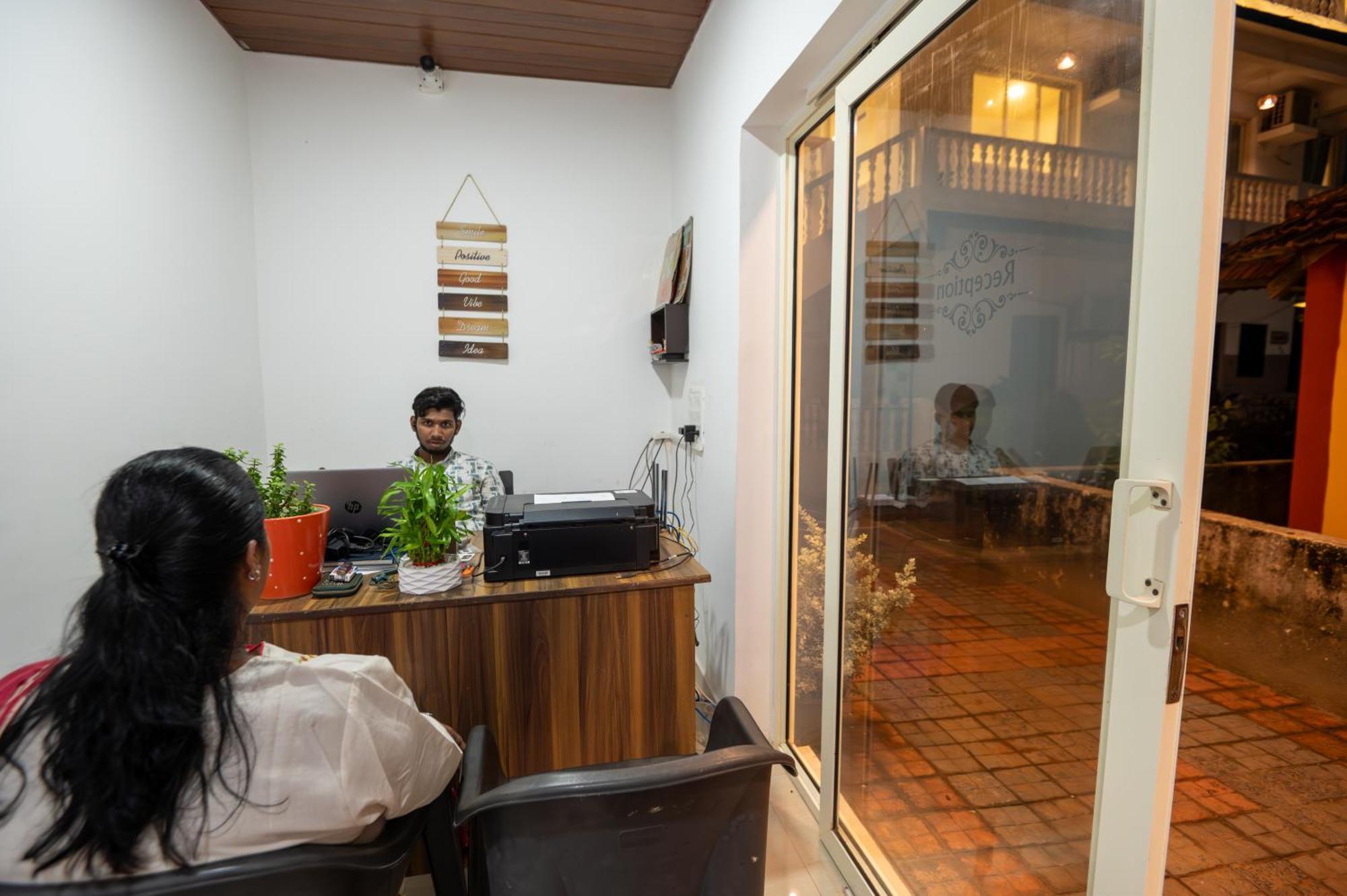 Morjim Sea Waves-Beach Front Hotel Exterior photo