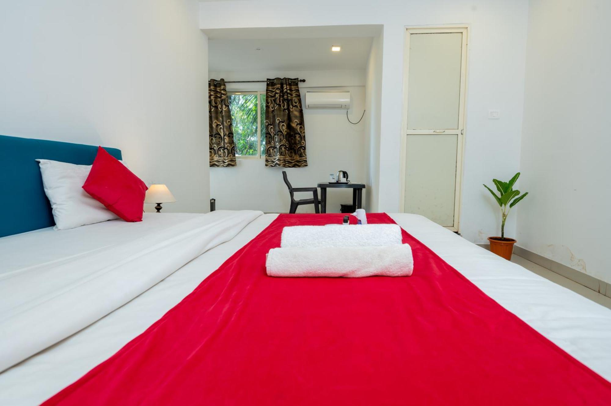 Morjim Sea Waves-Beach Front Hotel Exterior photo