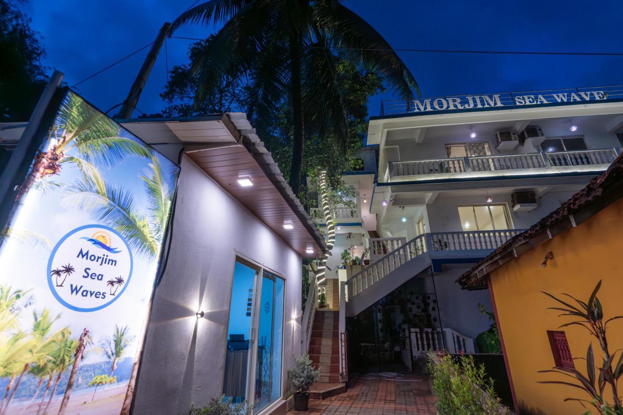 Morjim Sea Waves-Beach Front Hotel Exterior photo